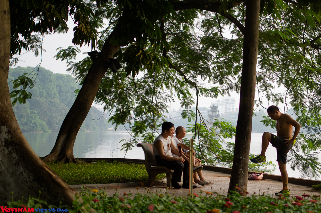 Entrainement au lac de l'épée restituée. Hồ Hoàn Kiếm._IMG4726